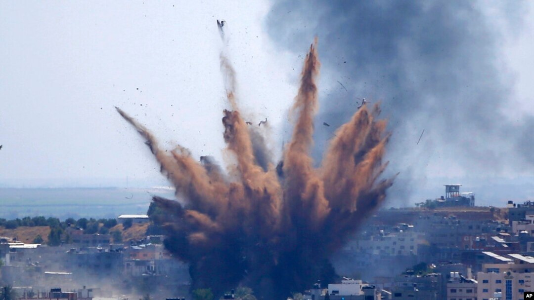Dim se diže nakon izraelskih zračnih napada na zgradu u gradu Gazi. Palestinci sumorno obilježavaju kraj muslimanskog svetog mjeseca Ramazana, dok Hamas i Izrael razmijenjuju rakete i zračne napada.