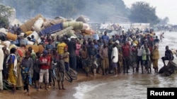 Burundian refugees gather on the shores of Lake Tanganyika in Kagunga village, western Tanzania, May 17, 2015.