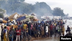 La Croix-Rouge tente notamment de réunir les familles de déplacés qui ont fui les violences au Burundi (Reuters)