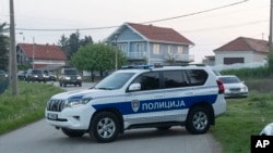 Policija blokira prilaz selu Dubona na 40 kilometara od Beograda, u petak, 5. maja 2023. (Foto: AP/Marko Drobnjakovic)