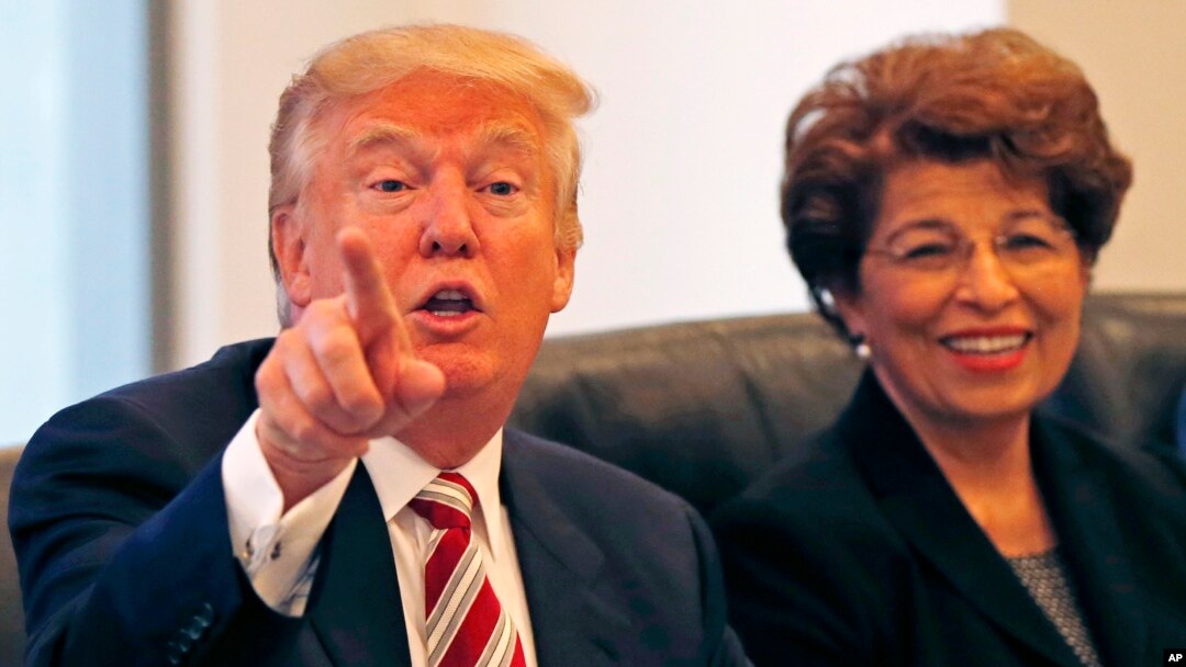 Donald Trump, dalam pertemuan dengan komunitas Hispanik (Latino) di New York, Selasa (20/12). Trump mempertimbangkan Jovita Carranza, keturunan hispanik (kanan) sebagai Kepala Kantor Perwakilan Dagang AS atau USTR. 