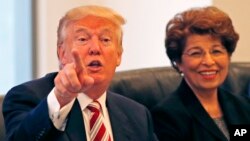 Donald Trump, dalam pertemuan dengan komunitas Hispanik (Latino) di New York, Selasa (20/12). Trump mempertimbangkan Jovita Carranza, keturunan hispanik (kanan) sebagai Kepala Kantor Perwakilan Dagang AS atau USTR. 