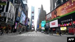 Suasana di Times Square, Manhattan, New York kini sepi dari pengunjung akibat pandemi Covid-19 (foto: dok). 