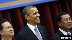 U.S. President Barack Obama with Vietnam's Prime Minister Nguyen Tan Dung (L) and Cambodia's Prime Minister Hun Sen during the taking of family photo at the 4th ASEAN-U.S. leaders' meeting at the Peace Palace in Phnom Penh, November 19, 2012. 