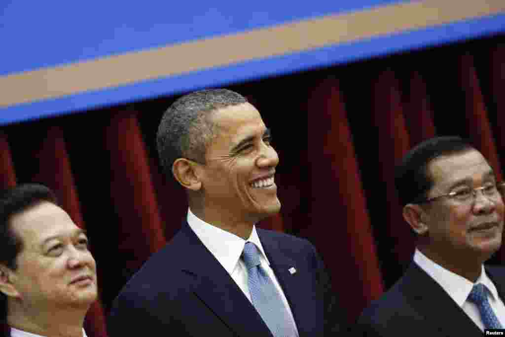 U.S. President Barack Obama (C) poses during the taking of family photo at the 4th ASEAN-U.S. leaders' meeting at the Peace Palace in Phnom Penh, November 19, 2012. Also in the picture are Vietnam's Prime Minister Nguyen Tan Dung (L) and Cambodia's Prime 