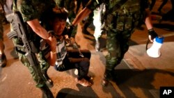 Tentara Thailand menahan demonstran pro-pemerintah dalam protes melawan kudeta di Bangkok, Mei 2014. (AP/Wason Wanichakorn)