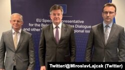 Posrednik u dijalogu Beograda i Prištine Miroslav Lajčak sa pregovaračima Bekimom Bislimijem i Petrom Petkovićem (Foto: Twitter/@MiroslavLajcak)