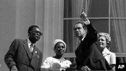 Presidente Nixon, na varanda da Casa Branca, com Mobutu Sese Seko (então Joseph Mobutu), em Agosto de 1970. Os estados Unidos queriam manter neutralidade durante a guerra colonial portuguesa. mas receando a queda do regime de Lisboa, Mobutu queria que os 