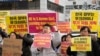 Sejumlah demonstran menggelar aksi protes menentang rencana pemerintah Korea Selatan untuk memasok senjata ke Ukraina di depan Kantor Kepresidenan di Seoul, pada 27 November 2024. (Foto: AP/Ahn Young-joon)