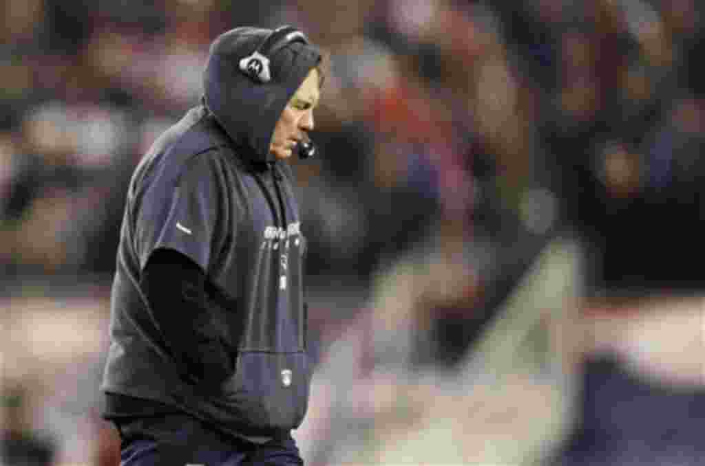 El técnico de los New England Patriots, Bill Belichick, camina desconcertado luego de caer derrotado frente a los New York Jets.