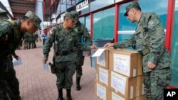 Los soldados del ejército de Ecuador comprueban las cajas electorales antes de distribuirlas en los colegios electorales de Quito, Ecuador, el sábado 1 de abril de 2017.