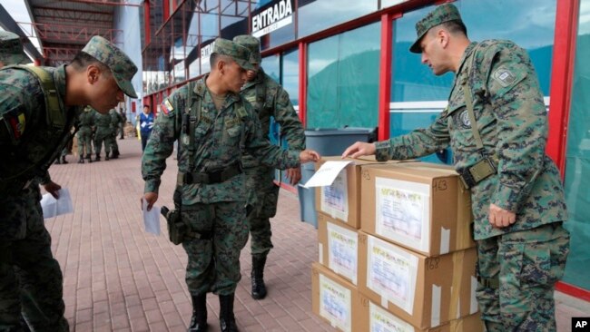 Los soldados del ejército de Ecuador comprueban las cajas electorales antes de distribuirlas en los colegios electorales de Quito, Ecuador, el sábado 1 de abril de 2017.