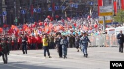 5月9日红场阅兵后，莫斯科民众游行纪念当年参加战争的亲人(美国之音白桦拍摄)