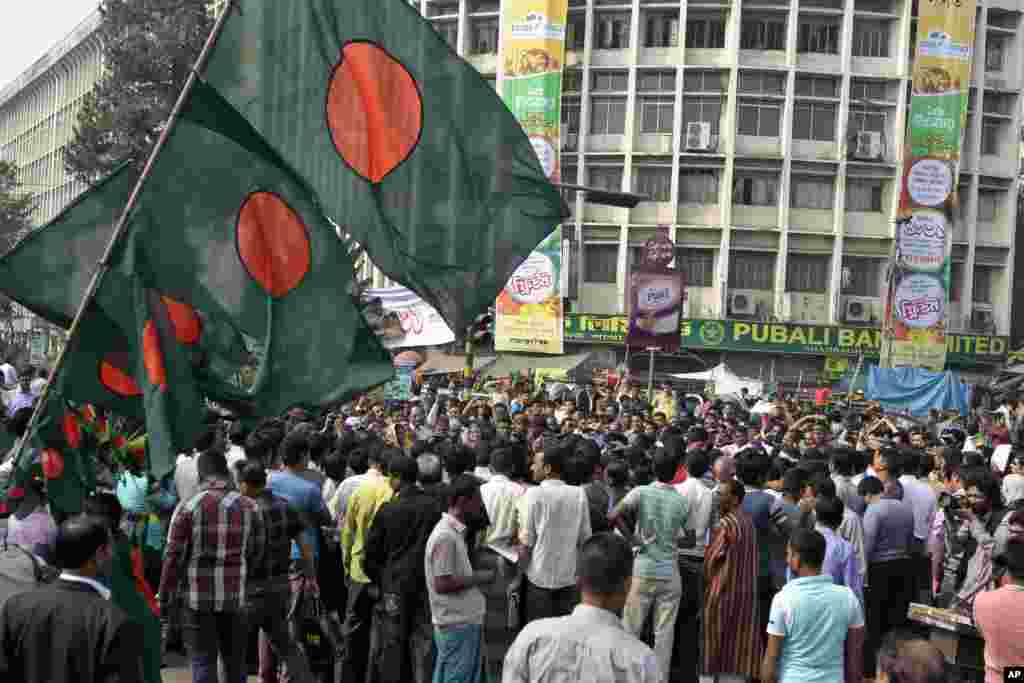 Activists and others gather to celebrate after the Supreme Court cleared the way for the execution of Abdul Quader Mollah, Dhaka, Dec. 12, 2013. 
