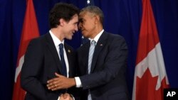 PM Kanada Justin Trudeau (kiri) bersalaman dengan Presiden AS Barack Obama dalam KTT APEC di Manila, Filipina 19 November tahun lalu (foto: dok).