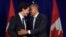 El primer ministro de Canadá, Justin Trudeau y el presidente de EE.UU., Barack Obama, en un aparte de la Cumbre de Cooperación Económica Asia-Pacífico, en Manila, Filipinas. Nov. 19, 2015.