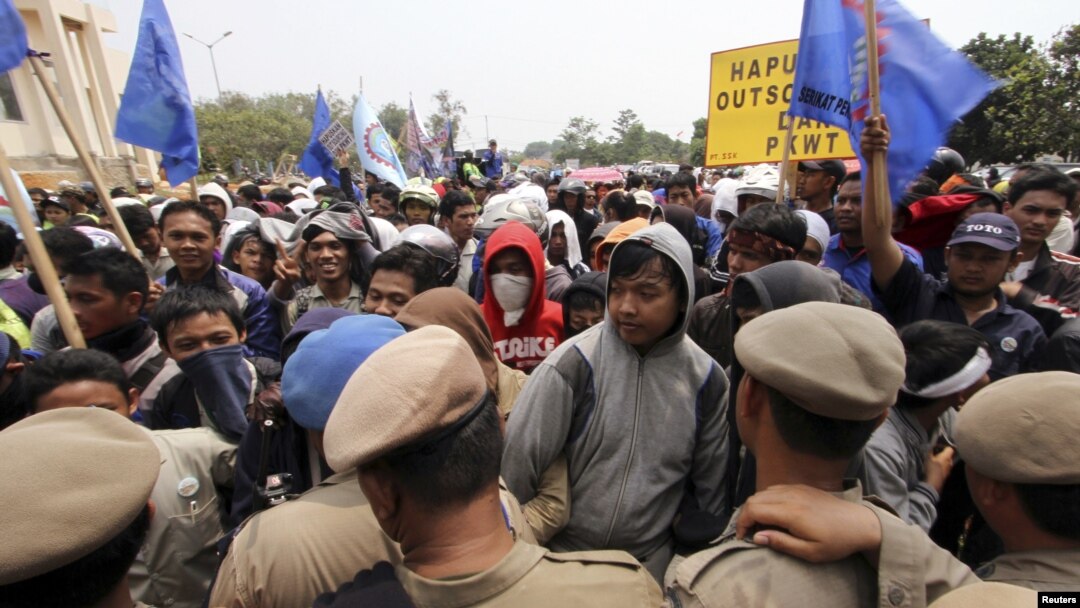 Para pekerja di daerah industri di Tangerang berdemonstrasi menuntut perbaikan upah dan kontrak. (Foto: Reuters)