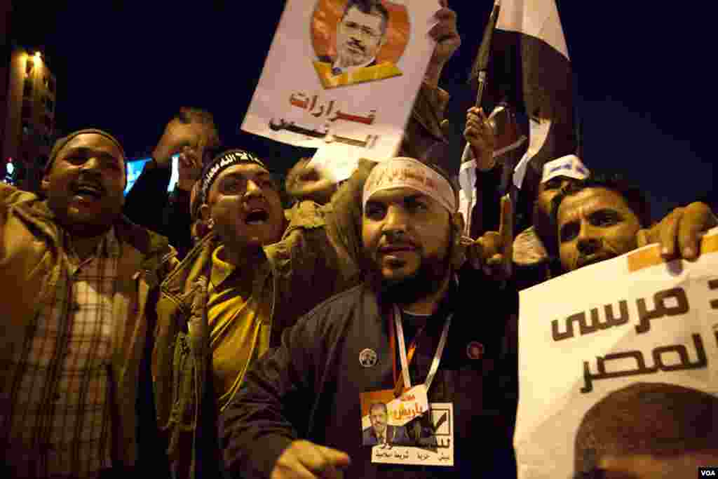 Supporters of President Mohammed Morsi chanted his name at a massive rally organized by the Muslim Brotherhood just miles from the Presidential Palace. (Yuli Weeks for VOA)