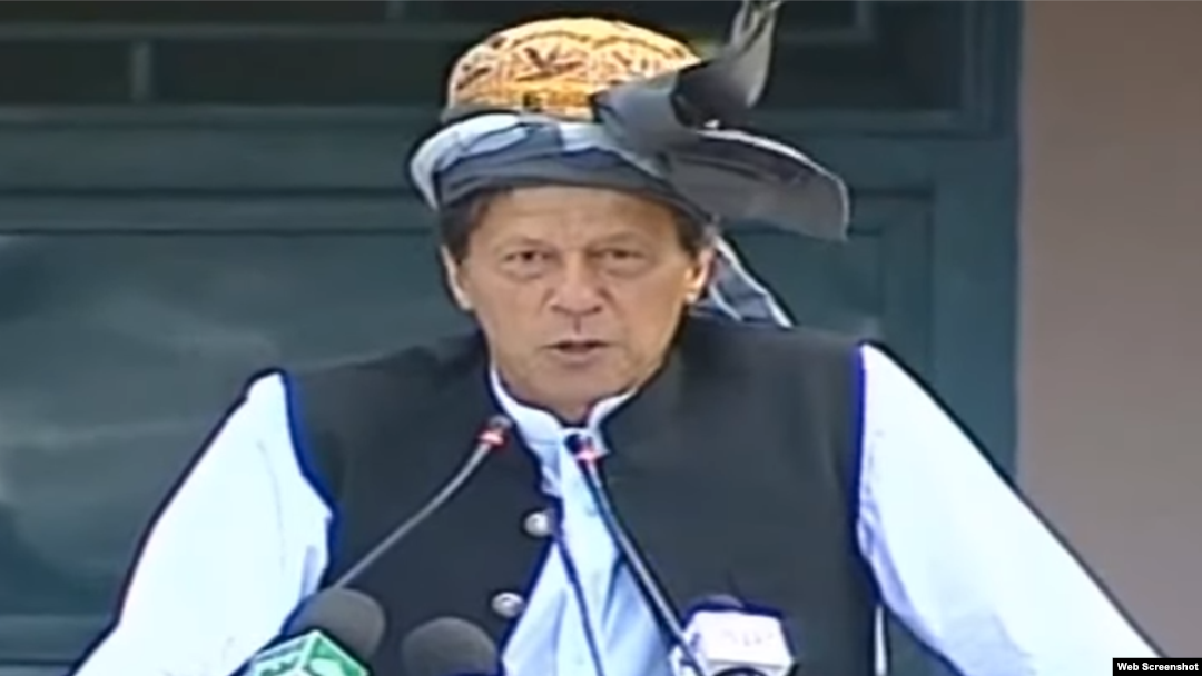 عمران خان، قبائلی ضلع اورکزئی میں ایک اجتماع سے خطاب کر رہے ہیں۔ 19 اپریل 2019