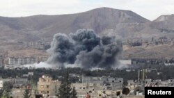 شام کے محصور شہر غوطہ پر فضائی حملوں کے بعد گہرے دھوئیں کے بادل اٹھ رہے ہیں۔ 27 فروری 2018
