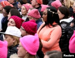 ARSIP - Para peserta pawai "Women's March" mendengarkan pidato yang menentang agenda dan retorika Presiden Donald Trump di Washington, 21 Januari 2017.
