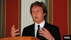 Mantan anggota The Beatles, Paul McCartney menerima 'Legion of Honor' dari Presiden Perancis (foto: dok). 