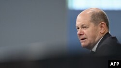 Kanselir Jerman Olaf Scholz berbicara dalam pertemuan dengan sejumlah awak media asing di Berlin, pada 12 September 2023. (Foto: AFP/John Macdougall)