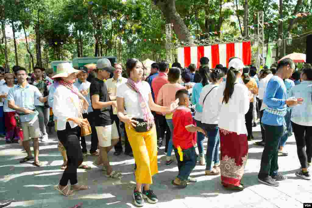 ពលរដ្ឋខ្មែរកំពុងរាំកម្សាន្តនៅរមណីយដ្ឋានវត្តភ្នំ អំឡុងកម្មវិធីសង្រ្កាន្តវត្តភ្នំដើម្បីអបអរពិធីបុណ្យចូលឆ្នាំប្រពៃណីខ្មែរនៅក្នុងថ្ងៃទីពីរ កាលពីថ្ងៃទី១៥ ខែមេសា ឆ្នាំ២០១៩ ក្នុងរាជធានីភ្នំពេញ ប្រទេសកម្ពុជា។(ទុំ ម្លិះ/VOA)