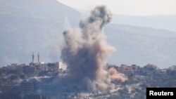 د نومبر د نهمې نېټې په دې تصویر کې د لبنان په مرجعیون سیمه کې د اسرایلي ځواکونو او د حزب الله د جګړې منظر لیدل کېږي 