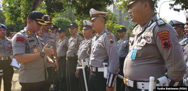 Kapolresta Solo, AKBP Andy Rifai, saat mengecek kesiapan perlengkapan pengamanan personil