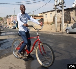 Jeffrey Mulaudzi says his mission is to facilitate interaction between foreign visitors and Alexandra residents, to prove that the area isn't as dangerous as people think. (D. Taylor/VOA)