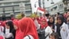 Berbagai kelompok agama memeriahkan parade "Bandung Rumah Bersama" yang digelar Sabtu, 15 Februari 2020. Nampak kelompok muslimah berkerudung dengan tema merah putih membawa bendera. (Foto: RIo Tuasikal/VOA)