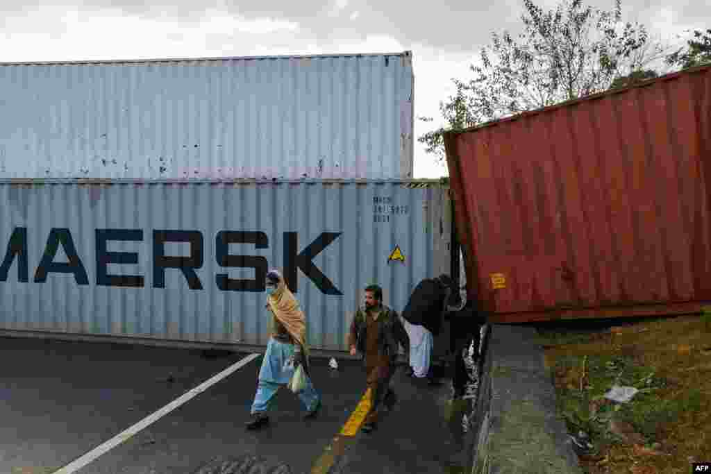 ریلی کے پیشِ نظر اسلام آباد انتظامیہ نے اسلام آباد ایکسپریس وے پر کئی جگہوں پر رکاوٹیں کھڑی کر دی تھیں جس پر مظاہرین اور پولیس کے درمیان جھڑپیں بھی ہوئیں۔