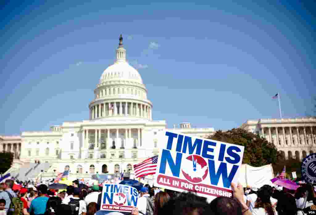 Kerumunan orang memadati halaman Capitol Hill di Washington D.C. dalam &quot;Unjuk Rasa Kewarganegaraan&quot;, di mana para imigran dan pendukung mereka mendesak reformasi imigrasi (10/4). (VOA/Alison Klein)