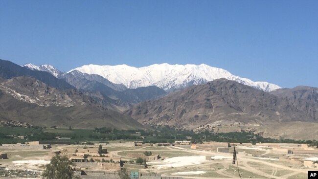 Khu vực thuộc Quận Achin, thành phố Jalalabad, Afghanistan sau khi Mỹ ném bom GBU-43 hôm 13/4/201