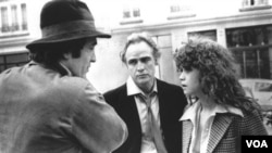 El director de 'El último tango en París' Bernardo Bertolucci, dando instrucciones a Marlon Brando y Maria Schneider.