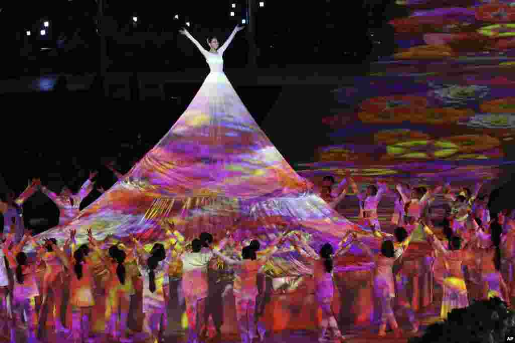 한국에서 열린 2018 평창 동계패럴림픽 폐막식에서 공연자들이 춤을 추고 있다.