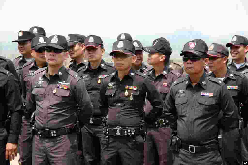 Thai police lined up at Chiang Saen Port to welcome Chinese delegation. (VOA - D. Schearf)