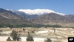 Une vue générale du district d'Achin, à Jalalabad, après que les forces américaines ont largué jeudi la méga bombe, en Afghanistan, le vendredi 14 avril 2017.