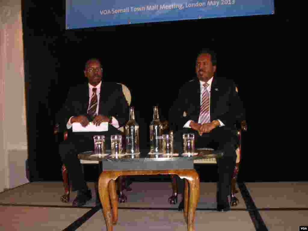 Madaxweyne Xasan Shiikh oo marti ku ah barnaamijka dhalinyarada ee "Waa Go'aankaaga"&nbsp; iyo Haruun Macruuf oo ka tirsan VOA oo Barnaamijka Daadihinaya.