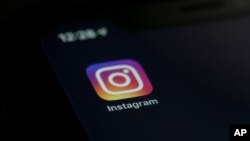 Logo Instagram di layar ponsel pintar di New York, 23 Agustus 2019. (Foto: AP)