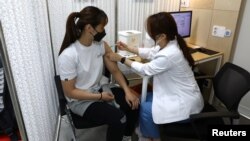 Atlet judo Olimpiade Korea Selatan menerima dosis pertama vaksin virus corona Pfizer-BioNTech di National Medical Center di Seoul, 29 April 2021. (Foto: Reuters)