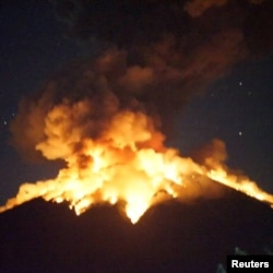 Mount Agung volcano erupts in Bali, Indonesia, July 2, 2018. (Photo obtained from social media Mdsuantara / via Reuters).