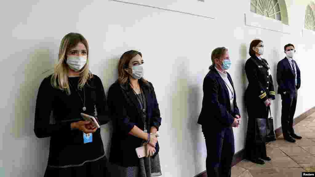 صدر ڈونلڈ ٹرمپ نے وائٹ ہاؤس کے روز گارڈن میں کرونا وائرس سے متعلق پریس بریفنگ سے خطاب کیا۔ اس موقع پر موجود خفیہ اداروں اور وائٹ ہاؤس کے عملے نے ماسک پہنے ہوئے تھے۔