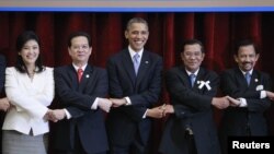 美國總統奧巴馬(中)11月19日出席在柬埔寨舉行的東盟峰會