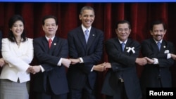 U.S. President Barack Obama (C) participates in a family photo of ASEAN leaders during the ASEAN Summit at the Peace Palace in Phnom Penh November 19, 2012. With Obama are (L-R) Thailand's Prime Minister Yingluck Shinawatra, Vietnam's Prime Minister Nguyen Tan Dung, Cambodia's Prime Minister Hun Sen and Brunei's Sultan Hassanal Bolkiah. REUTERS/Jason Reed