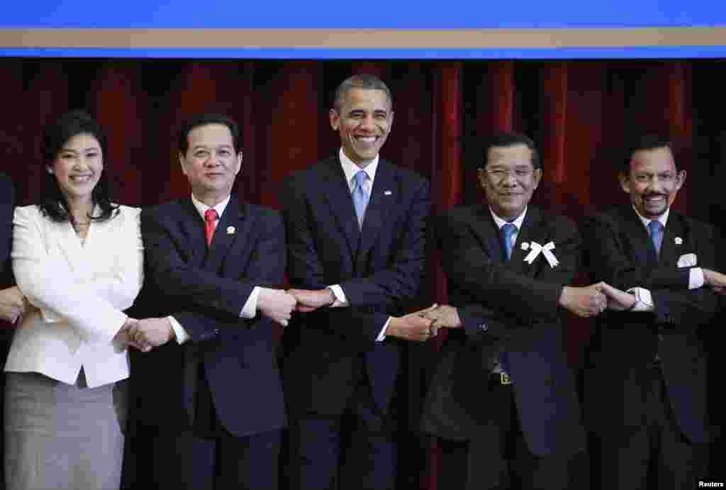 U.S. President Barack Obama (C) participates in a family photo of ASEAN leaders during the ASEAN Summit at the Peace Palace in Phnom Penh November 19, 2012. With Obama are (L-R) Thailand's Prime Minister Yingluck Shinawatra, Vietnam's Prime Minister Nguye