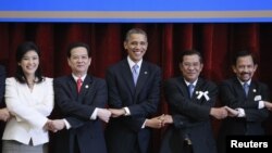 19일 동남아시아연합 정상회의에 참여하여 각 국 정상들과 손을 맞잡은 바락 오바마 미국 대통령(가운데). 