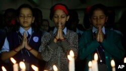 Học sinh Ấn Độ ở Mumbai, cầu nguyện cho nạn nhân trong vụ tấn công của nhóm Taliban vào một trường học ở Peshawar