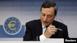 Gubernur Bank Sentral Eropa, Mario Draghi di Frankfurt mengumumkan rencana pembelian obligasi untuk mengakhiri kenaikan tajam tingkat suku bunga negara-negara zona euro (6/9).